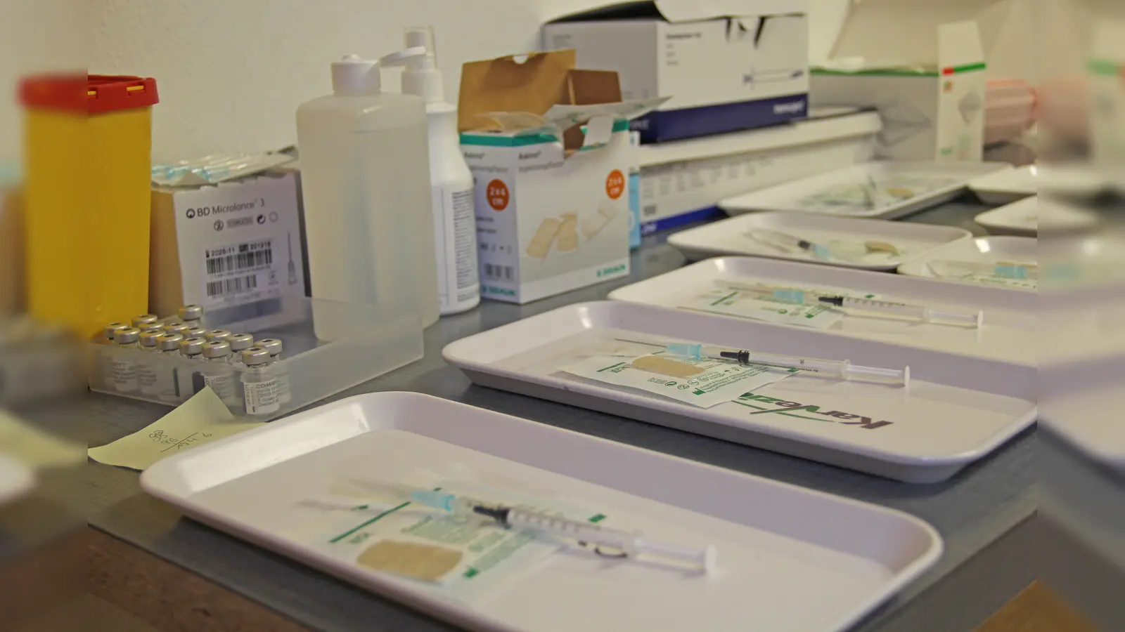 Die aufgezogenen Spritzen warten auf die Impflinge. (Foto: LRA)