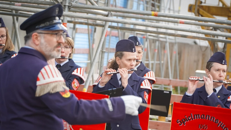 Das „Dichtfest” wurde vom Spielmannszug der Feuerwehr begleitet. (Foto: Felix Matthey)