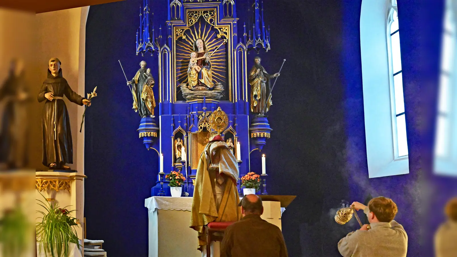 Eucharistischer Segen im Licht der untergehenden Sonne in der Wallfahrtskirche Maria Rast. Pater Ignatius konnte bei der letzten Maiandacht nicht allzu viele Kirchgänger segnen. (Foto: R. Lex)