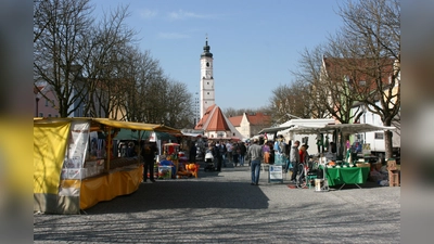 Viele Stände und Buden laden am Sonntag in Dorfen wieder zum Flanieren ein. (Foto: Stadt Dorfen)