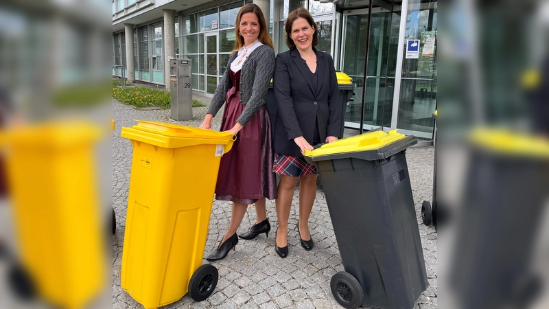Kommunalreferentin Kristina Frank (li.) und Bürgermeisterin Verena Dietl stellen hier den Pilotversuch mit zwei Tonnen vor.  (Foto: LHM)