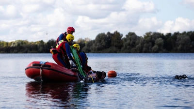Aufnahme eines Verunglückten aus dem Wasser. (Foto: Wasserwacht FS)