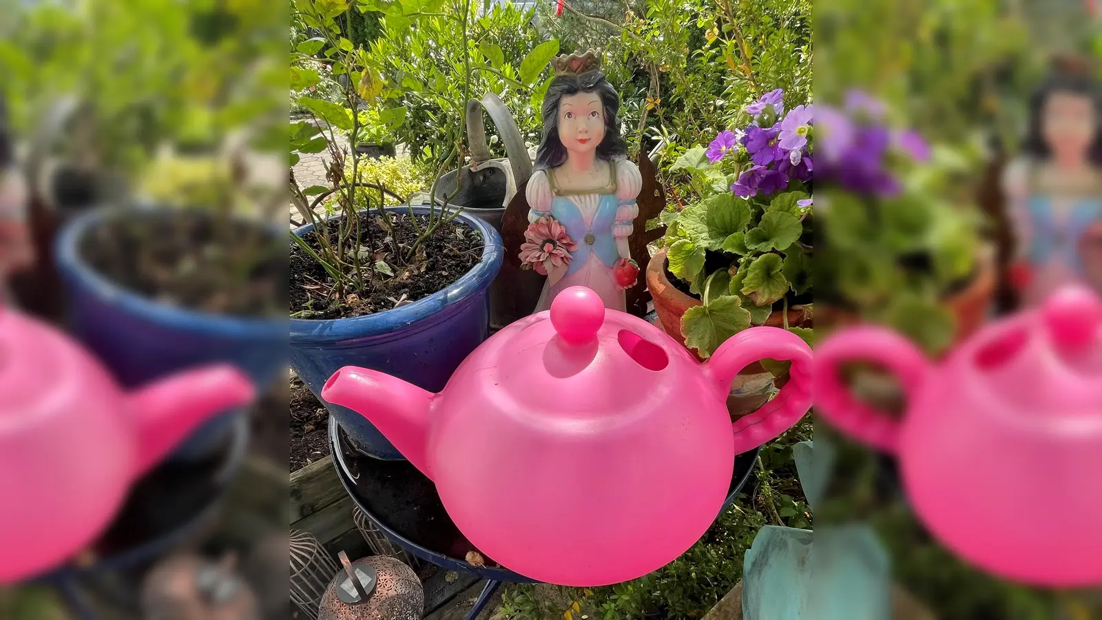 Eingedenk des Thronjubiläums von Queen Elisabeth werden Blumen bei Rita K. aus Erding nur noch mit einer Gießkanne im teekannenformat gegossen. So viel Stil muss sein. (Foto: Privat)