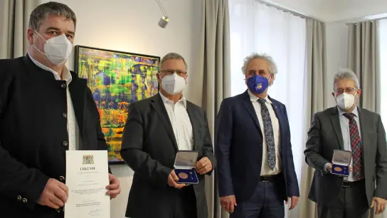 Bürgermeister Michael Krumbucher und Altbürgermeister Konrad Schickaneder (Rudelzhausen), Landrat Helmut Petz und Bürgermeister Anton Geier (Haag a. d. Amper) bei der Auszeichnung. (Foto: LRA)