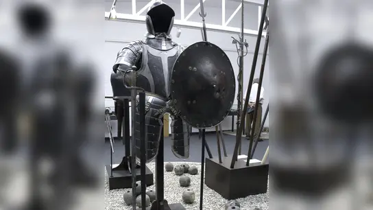 Zahlreiche Originalwaffen und deren Nachbauten werden in der Ausstellung präsentiert, ebenso wie Rüstungsteile und Waffen aus dem Dreißigjährigen Krieg. (Foto: Johannes Strauß)