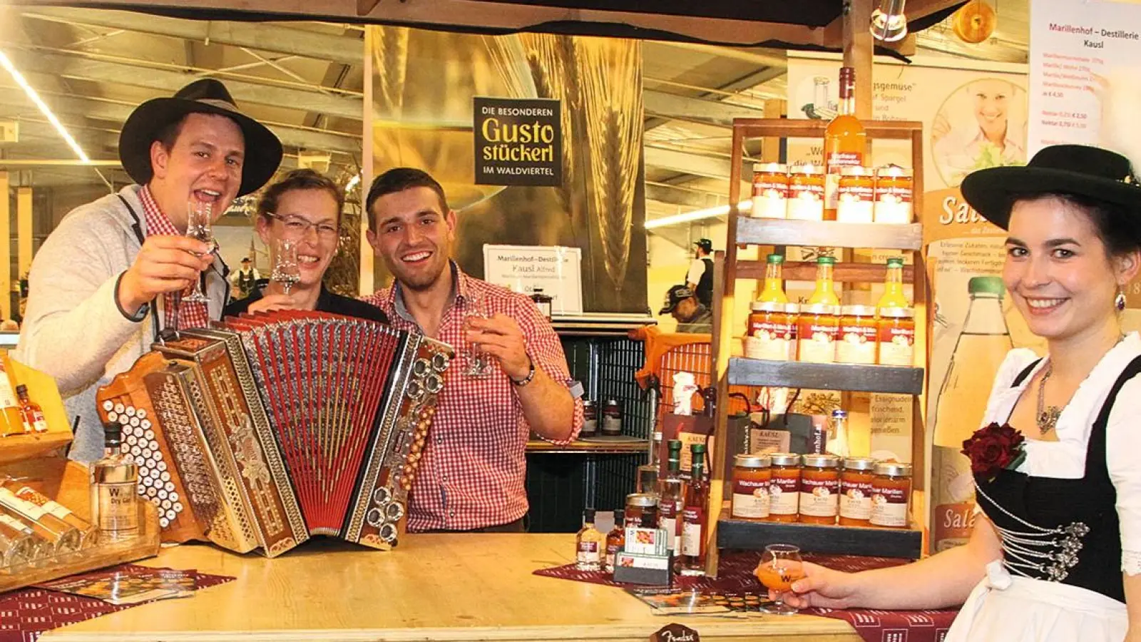 Spezialitäten aus 9 Nationen auf dem Bauernmarkt. (Foto: Biller)