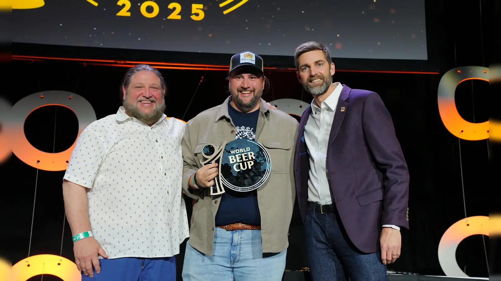 Markenbotschafter Matthias Ebner, durfte vor Ort die Trophäe entgegennehmen. (Foto: Weihenstephan)