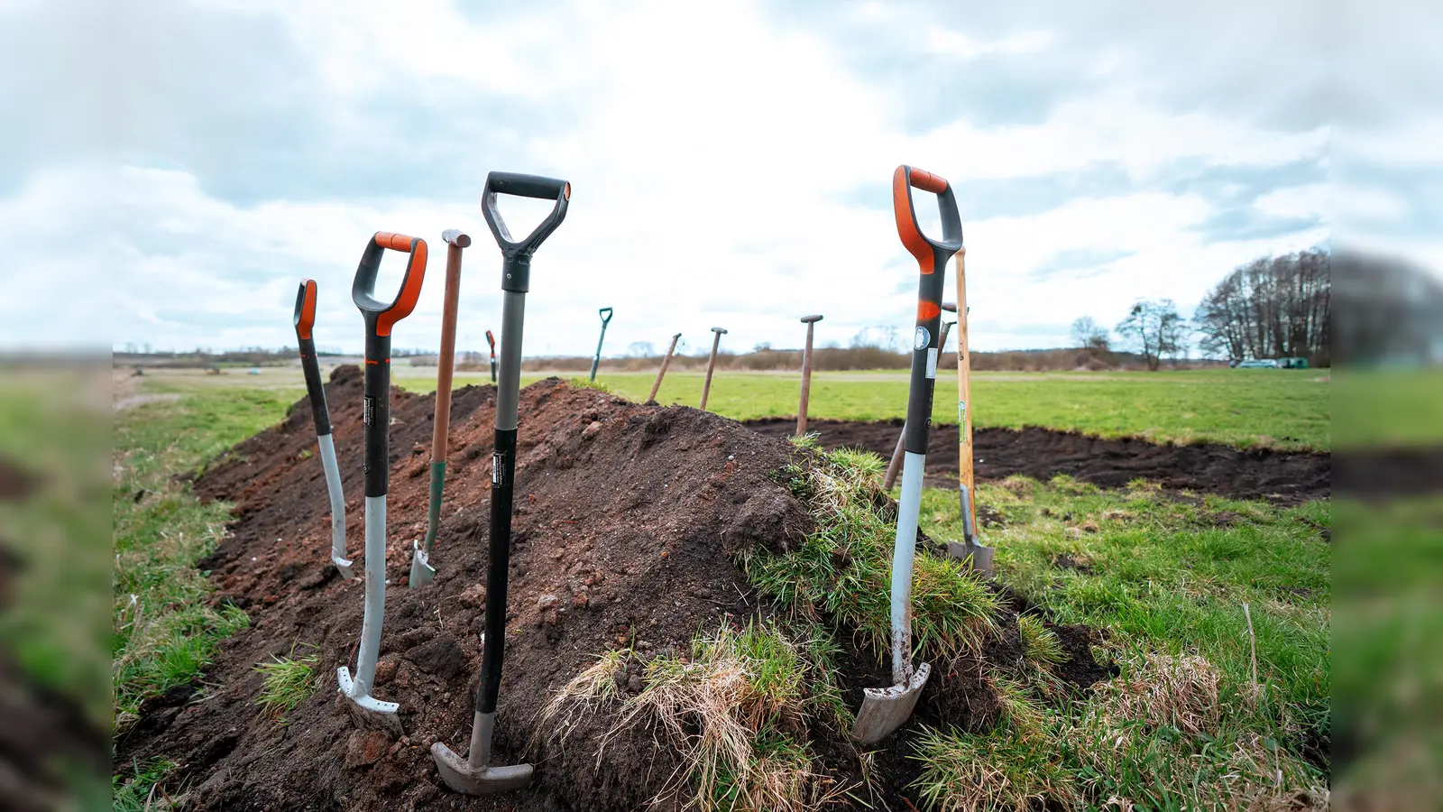 Am 14. Juni können rund 100 freiwillige Helfer direkt vor Ort mit anpacken und unter fachlicher Anleitung gemeinsam für den Klimaschutz „buddeln”. (Foto: LRA Ebersberg)