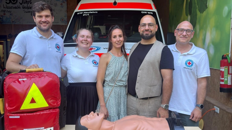 Dominic Giebert, Nina Richter, Constanze Adiyaman, Geschäftsführer Volkan Adiyaman, Markus Bertko (Foto: Wasserwacht Neufahrn)