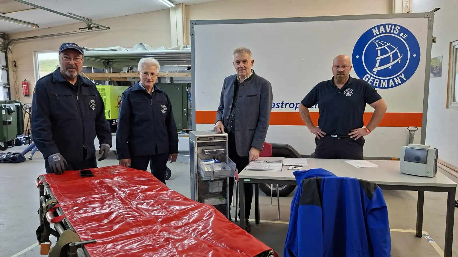 Freuen sich auf die Blackout-Übung: Bürgermeister Josef Dollinger und NAVIS-Vorsitzender Dr. Thomas Geiner (2.v.l.) sowie Florian Solfrank und Rainer Junge.  (Foto: NAVIS)
