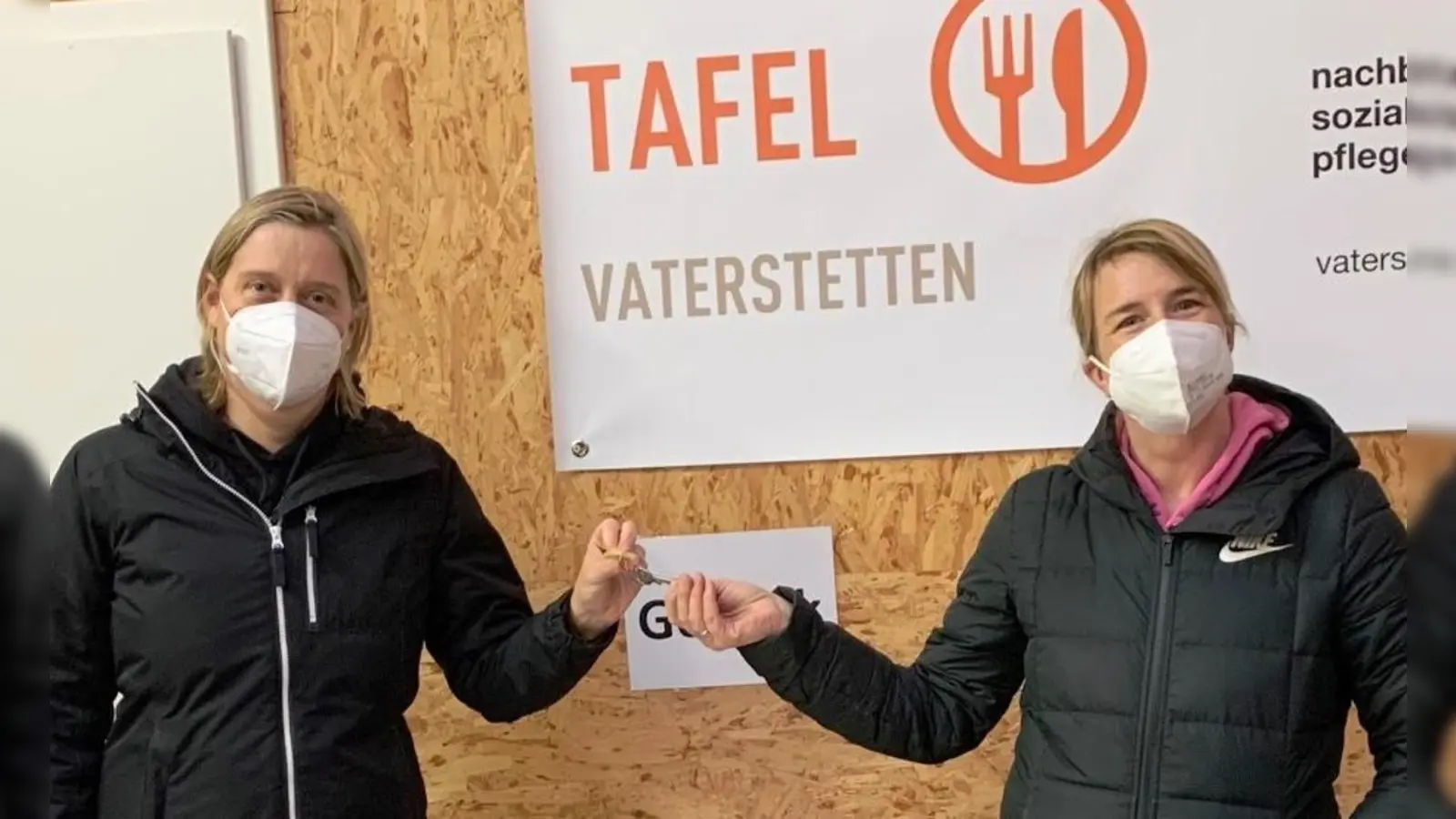 Im Tafelladen: Schlüsselübergabe von Julia Haigis an Sabine Oppolzer (v. li).  (Foto: © Nachbarschaftshilfe)