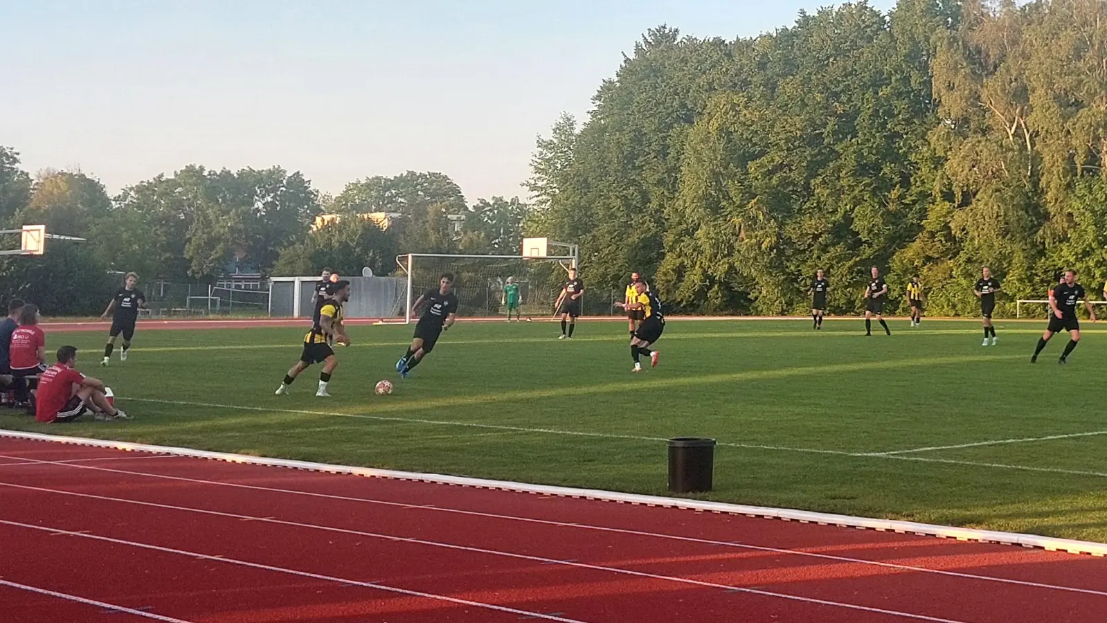 Die meisten Freisinger Vereine steigen erst in der 2. Runde ein. Wir im Vorjahr kommt es dann wieder zur Partie SGT Istanbul Moosburg (gelb) gegen BC Attaching. (Archivbild: bas)