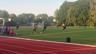 In Moosburg gab es keine Pokalüberraschung: Gastgeber SGT Istanbul Moosburg (gelb) unterlag dem BC Attaching (schwarz) klar mit 1:4. (Foto: bas)