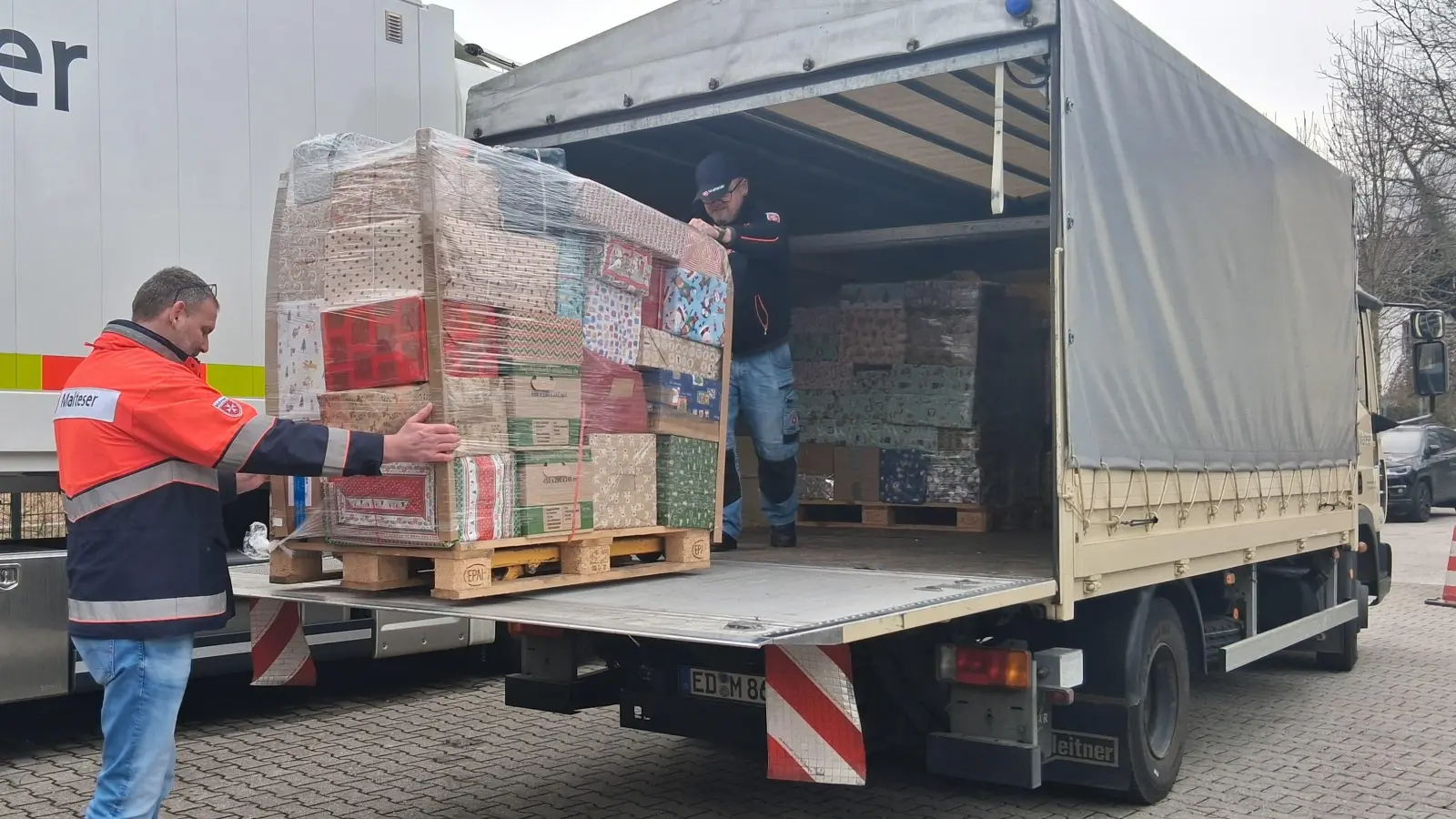 Gerhard Meier lud die 120 Hilfspakete gemeinsam mit Michael Soldanski, Kreisgeschäftsführer der Malteser Berchtesgadener Land und Organisator der Glücksbringer-Aktion in den LKW.  (Foto: Malteser)