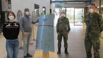 Sammlungsleiterin Elisabeth Boxberger und Museumsleiter Harald Krause mit den Vertretern der Luftwaffe bei der Übergabe der Tornado-Bremsklappe. (Foto: Pressestelle Stadt Erding)