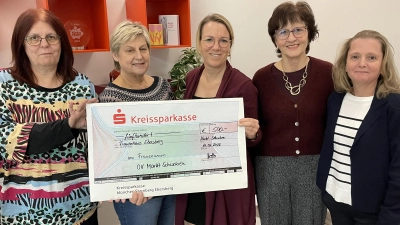 Bei der Spendenübergabe (v.l.) Beate Attenberger (FU), Angela Rupp (Geschäftsführerin der Beratungsstelle Frauennotruf Ebersberg), Heidi Müller (Vorsitzende FU), Elfriede Gindert (FU) und Beate Grimminger (stellvertr. Vorsitzende FU). (Foto: FU Markt Schwaben)