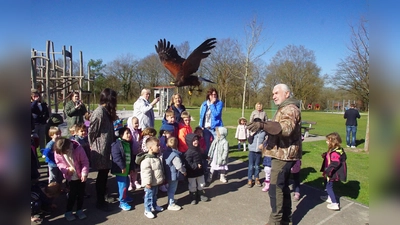 Falkner Leo Mandlsperger begeisterte nicht nur die Gemeinde-Verantwortlichen, weil Eching jetzt im Zentrum krähenfrei ist,  (Foto: bro)