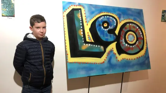 Leo durfte sich bei der Präsentation seines Graffiti-Plakats ganz wie ein echter Künstler fühlen. (Foto: Pressestelle Stadt Erding)