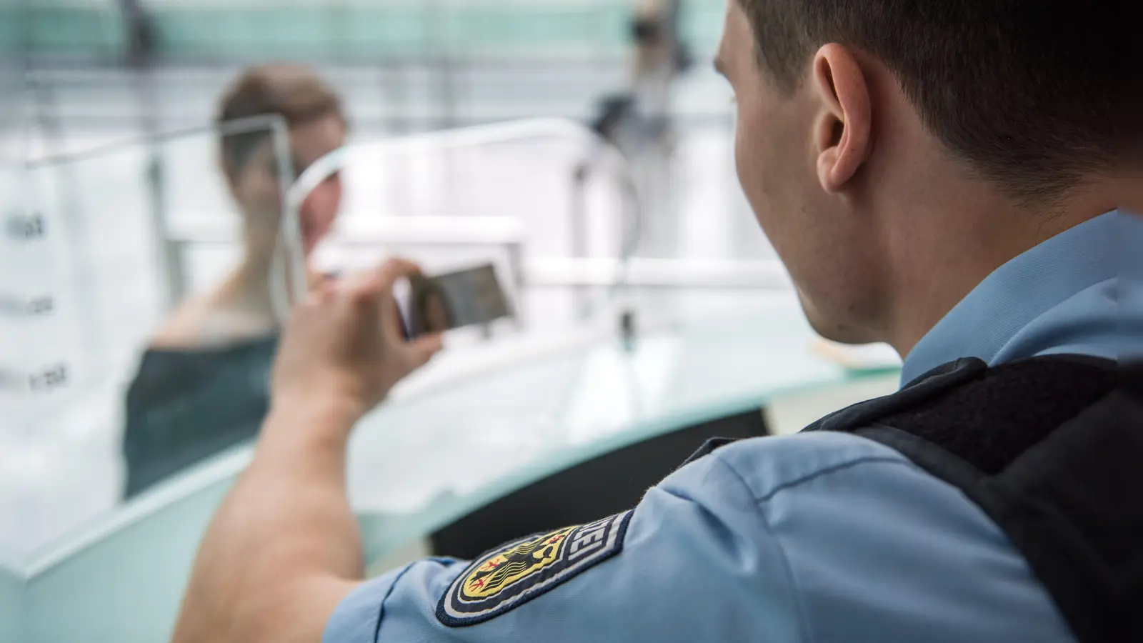 An der Passkontrolle hilft ohne Dokument auch kein 100-Dollar-Schein vorbei. (Foto: Bundespolizei)