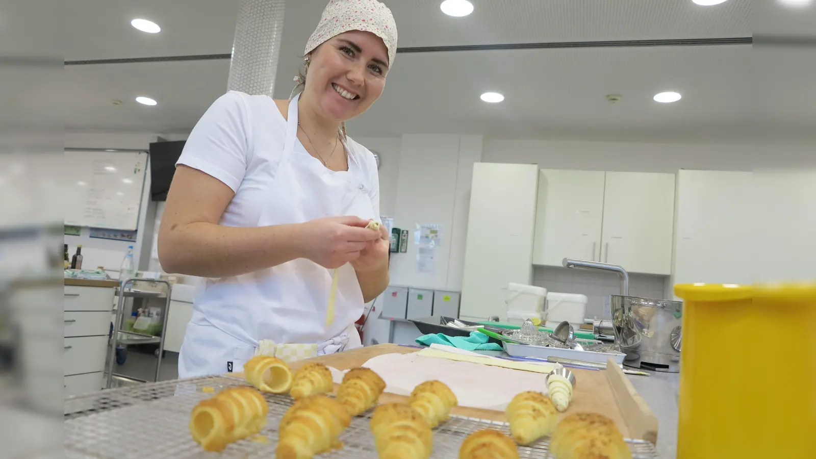 Eine der Studierenden formt mit viel Geschick das köstliche Karotten-Gebäck aus Blätterteig. (Foto: AELF)