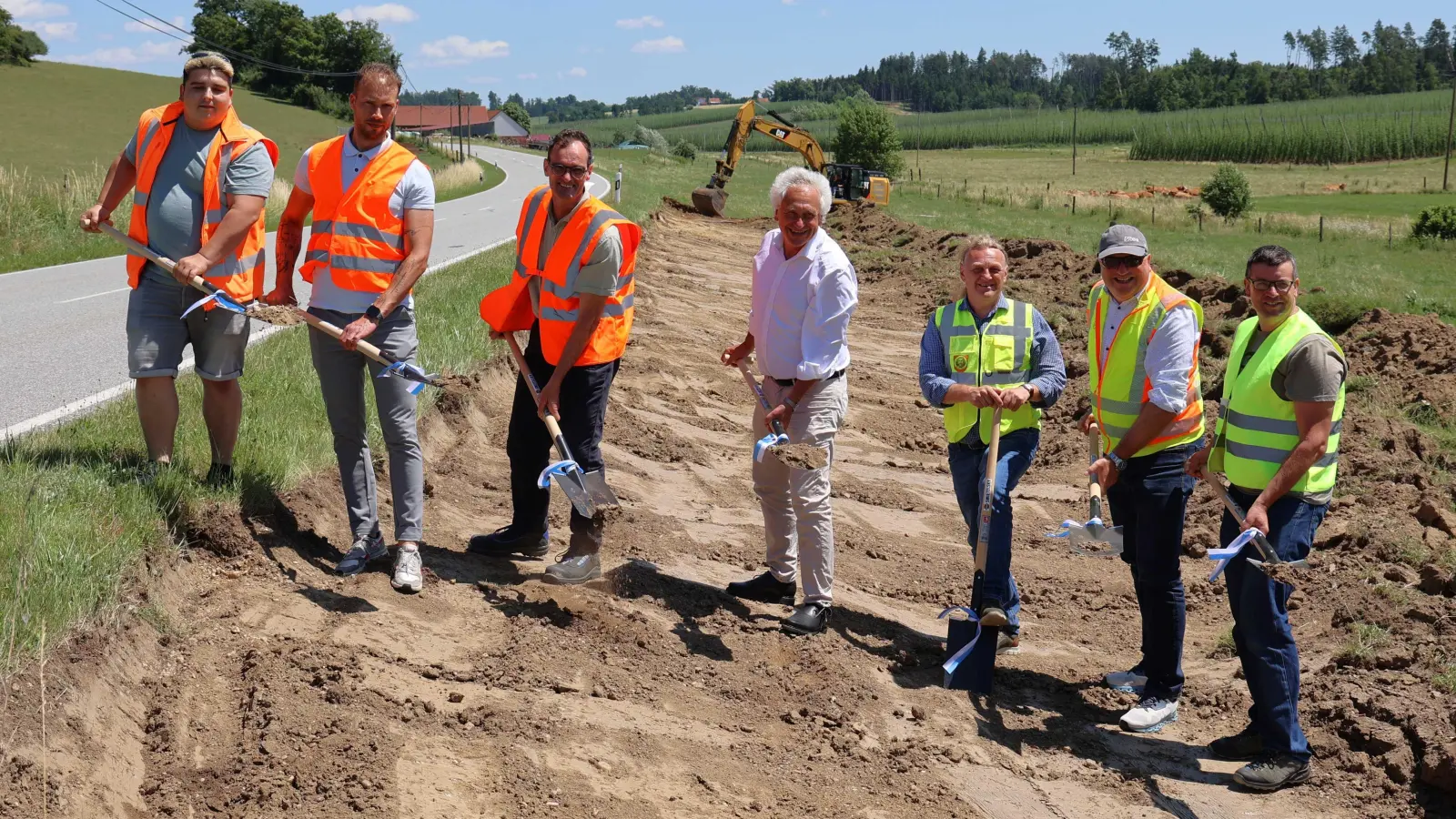 Landrat Helmut Petz (Mi.) und Nandlstadts Bürgermeister Gerhard Betz setzten zusammen mit den für die Baumaßnahme Verantwortlichen den symbolischen Spatenstich. (Foto: Landratsamt Freising)