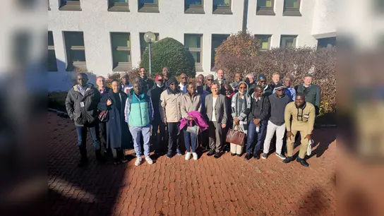 Die Reisegruppe von der Elfenbeinküste mit Gastgebern vor dem Amt für Ernährung, Landwirtschaft und Forsten am Standort Erding. (Foto: Michaela Selbig/AELF Ebersberg-Erding)