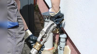 Der Tankvorgang bleibt gleich, nur das Heizöl ändert sich – es ist treibhausgasreduziert.  (Foto: epr/IWO)