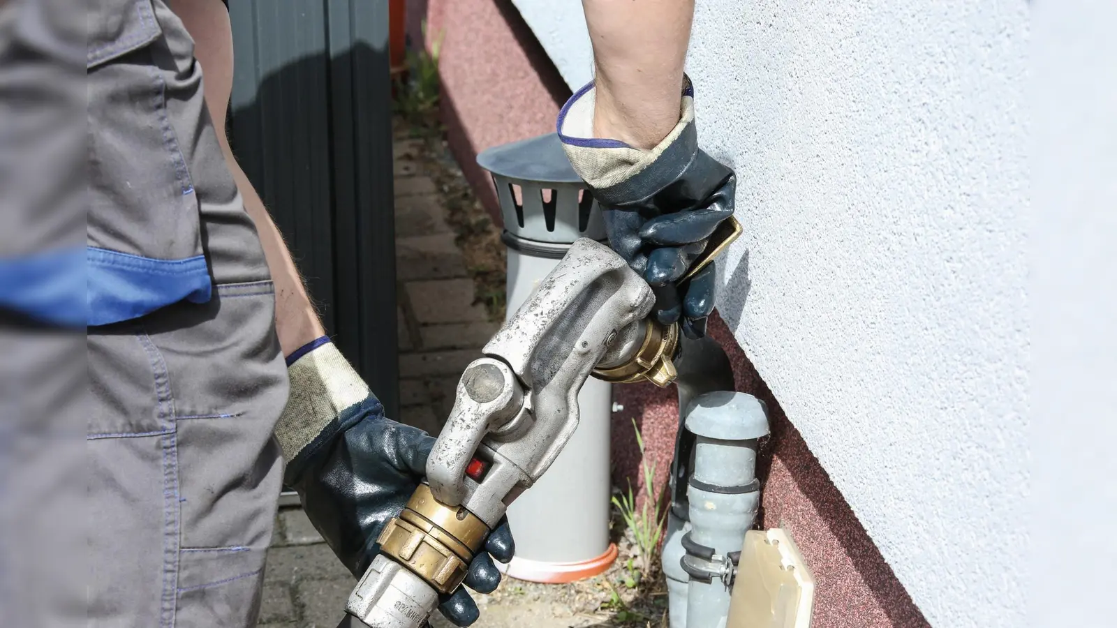 Der Tankvorgang bleibt gleich, nur das Heizöl ändert sich – es ist treibhausgasreduziert.  (Foto: epr/IWO)