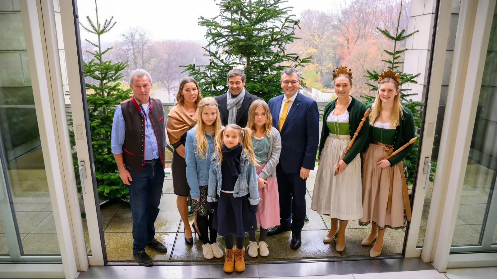 Staatskanzleichef Dr. Florian Herrmann (3.v.re.) mit Spendern und Waldhoheiten. (Foto: Joerg Koch/Bayerische Staatskanzlei)