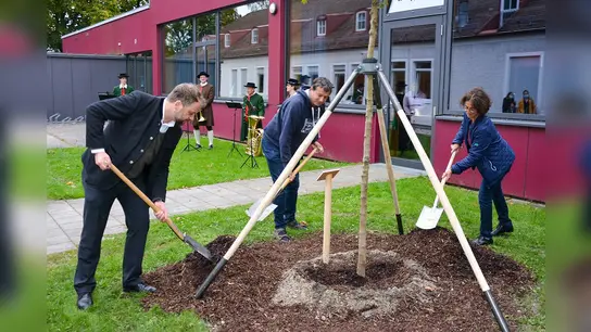 Den Auftakt eines ganzen „Jahres der Demokratie“ bildete Anfang Oktober 2020 eine Baumpflanzung vor der Musikschule zum 30. Jahrestag der Deutschen Einheit mit OB Tobias Eschenbacher, Fritz Andresen (Stadtjugendpflege)und Johanna Sticksel (Treffpunkt Ehrenamt).  (Foto: Stadt Freising)