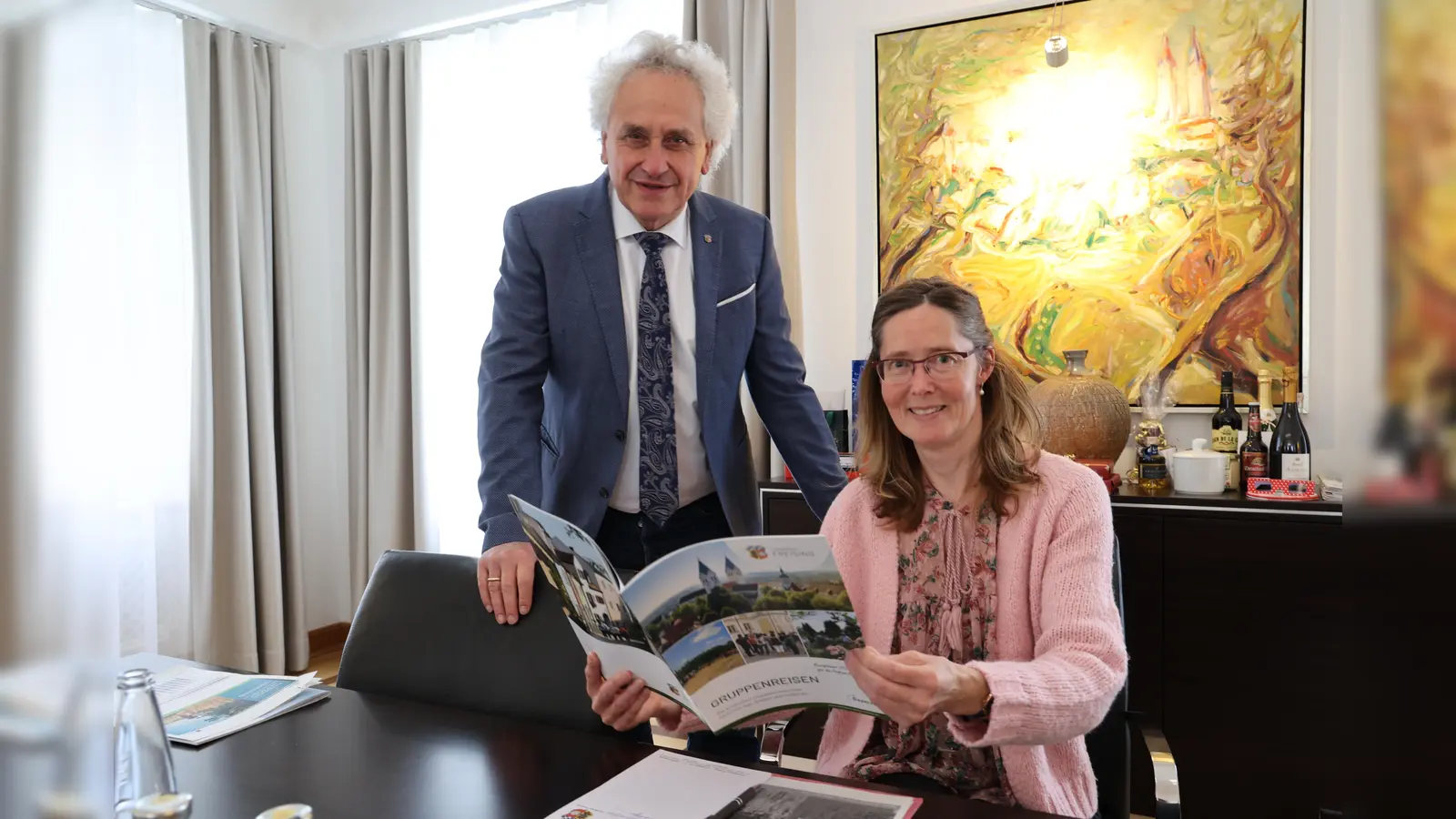 Tourismusreferentin Martina Mayer und Landrat Helmut Petz präsentierten die Tourismus-Statistik 2023 des Landkreises Freising und die neue Broschüre für Gruppenreisen. (Foto: LRA Freising)