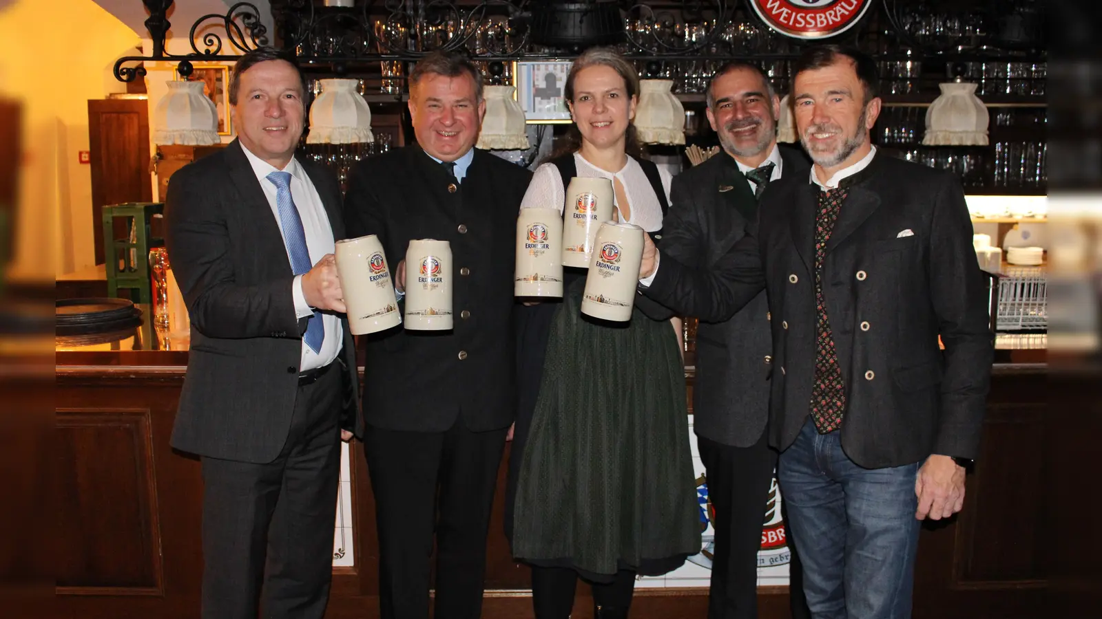 OB Max Gotz , Lorenz Stiftl, Christine Stiftl, Dr. Stefan Kreisz und Josef Westermeier (ERDINGER Weißbräu) stoßen gemeinsam an. (v.l.) (Foto: W.Krzizok)