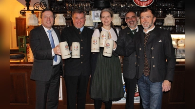 OB Max Gotz , Lorenz Stiftl, Christine Stiftl, Dr. Stefan Kreisz und Josef Westermeier (ERDINGER Weißbräu) stoßen gemeinsam an. (v.l.) (Foto: W.Krzizok)