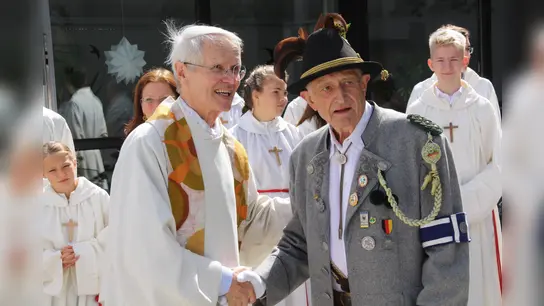 Der beliebte Pfarrer Wolfgang Lanzinger wurde unter anderem von Schützenmeister Günther Maisberger herzlich verabschiedet. (Foto: Ernest Lang)