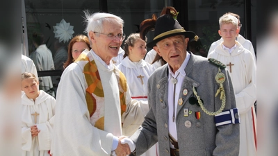 Der beliebte Pfarrer Wolfgang Lanzinger wurde unter anderem von Schützenmeister Günther Maisberger herzlich verabschiedet. (Foto: Ernest Lang)
