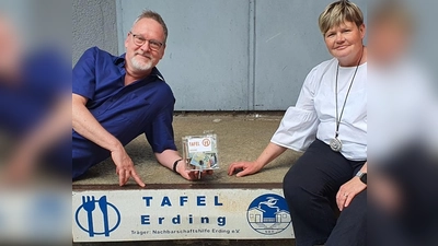 Rainald Kaube und die Vorsitzende der Nachbarschaftshilfe Erding, Petra Bauernfeind. (Foto: Nachbarschaftshilfe Erding)