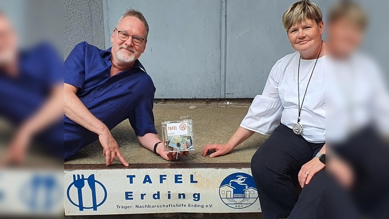 Rainald Kaube und die Vorsitzende der Nachbarschaftshilfe Erding, Petra Bauernfeind. (Foto: Nachbarschaftshilfe Erding)