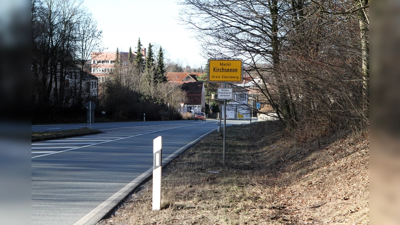 Die Bundesstraße 304 läuft direkt durch und entlang der Kirchseeoner Ortsteile.  (Foto: Anne Wild)