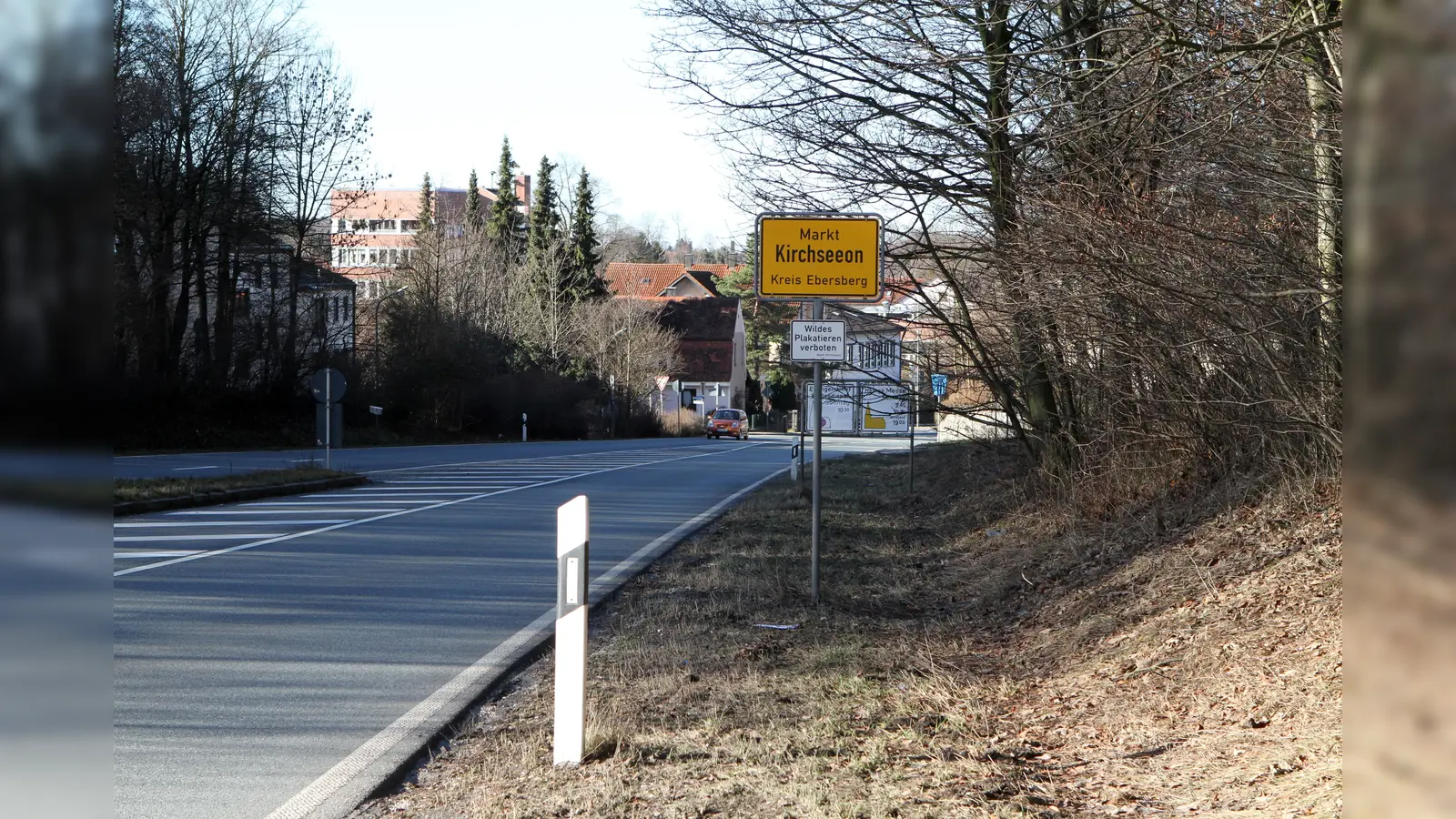 Die Bundesstraße 304 läuft direkt durch und entlang der Kirchseeoner Ortsteile.  (Foto: Anne Wild)