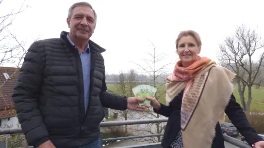 Monika Haslberger freute sich über die großzügige Spende, übergeben von Martin Reiter. (Foto: Lebenshilfe)