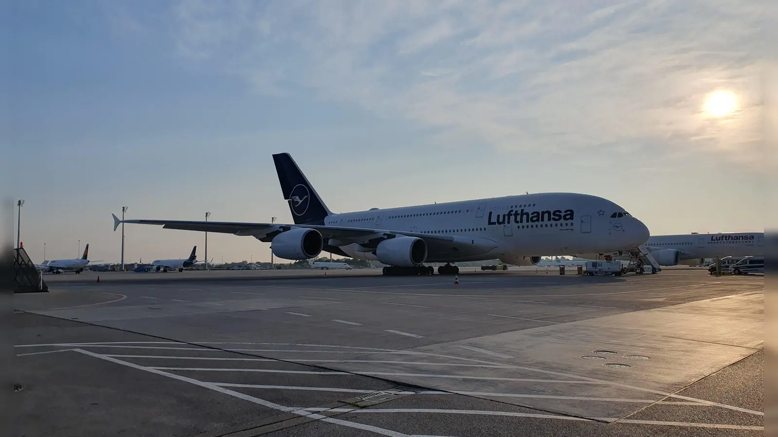 Startbereit für die Osterreisewelle, der A 380. (Foto: jhö)