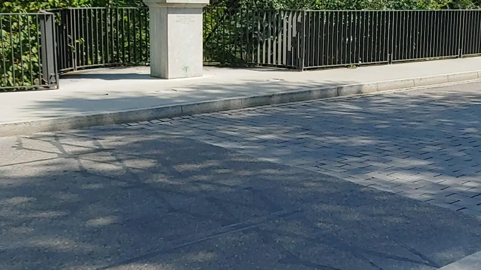 Induktionsschleifen im Boden erkennen, wie viele Radfahrer die Stelle passieren. (Foto: Stadt Freising)