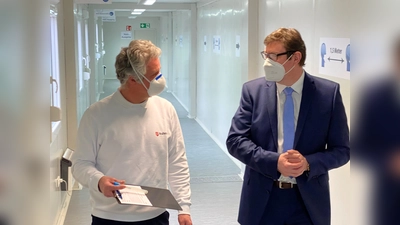 Um der Bedeutung weiterer zahlreicher Tests Gewicht zu verleihen, besuchte Landrat Bayerstorfer (re.) das Malteser Testzentrum in Erding. (Foto: W. Horlemann, Malteser)