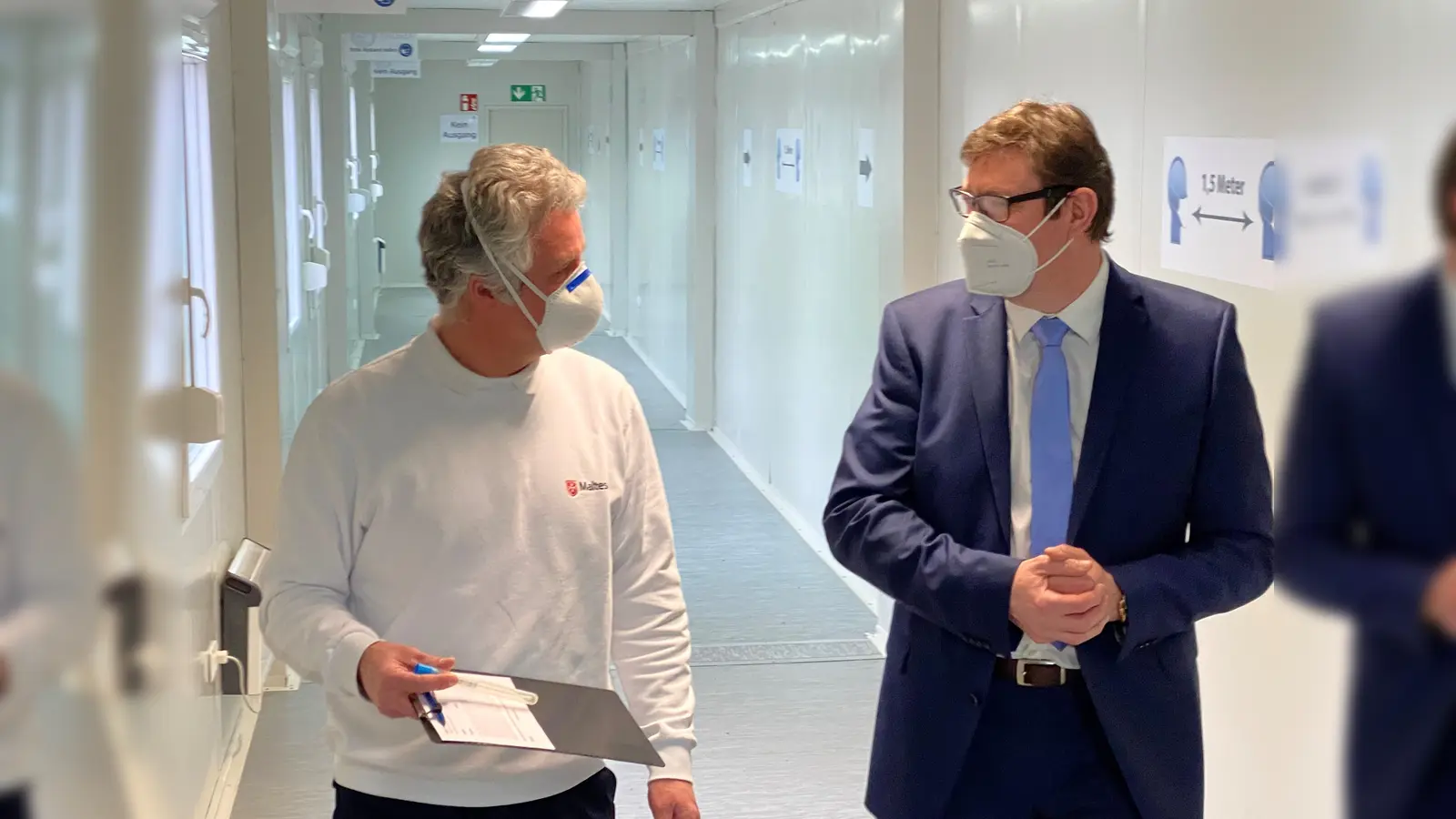 Um der Bedeutung weiterer zahlreicher Tests Gewicht zu verleihen, besuchte Landrat Bayerstorfer (re.) das Malteser Testzentrum in Erding. (Foto: W. Horlemann, Malteser)