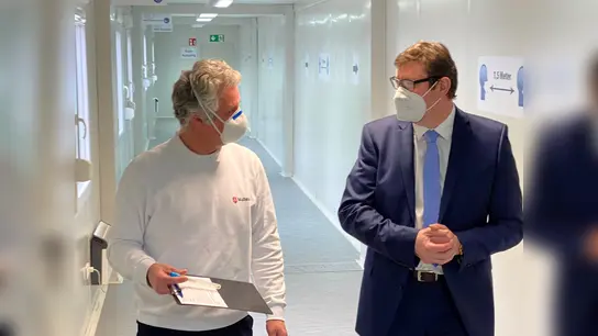 Um der Bedeutung weiterer zahlreicher Tests Gewicht zu verleihen, besuchte Landrat Bayerstorfer (re.) das Malteser Testzentrum in Erding. (Foto: W. Horlemann, Malteser)