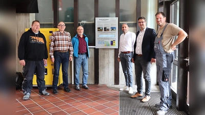 Gelungenes Projekt (von links): Georg Eichinger (Fachlehrer Bautechnik für Zimmerer), Jürgen Listel (Energiewende Erding), Herbert Mair (Energiewende Erding), Heiko Koxholt (1. Vorstand Bürgerenergie Isental), Christian Käser (Oberstudiendirektor/ Schulleiter), Matthias Adelsberger (Fachlehrer Bautechnik für Maurer). (Foto: BSZ)