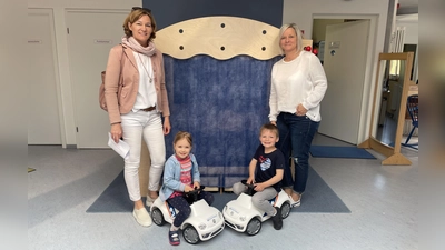 Kindergarten-Leiterin Kathrin Veladzic (re.) und Andrea Schuhmann von der VR-Bank Erding. (Foto: Stadt Erding)