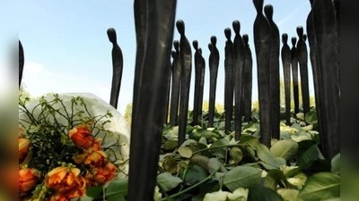 Am Bahnhof in Poing erinnert heute ein Denkmal an die dramatischen Ereignisse vom 28. April 1945, als bei einer Schießerei am Bahnhof rund 50 KZ-Häftlinge erschossen und getötet wurden. Otto Hartl hat über diese Zeit eine 25-seitige Kurzgeschichte verfasst. (Foto: Otto Hartl)