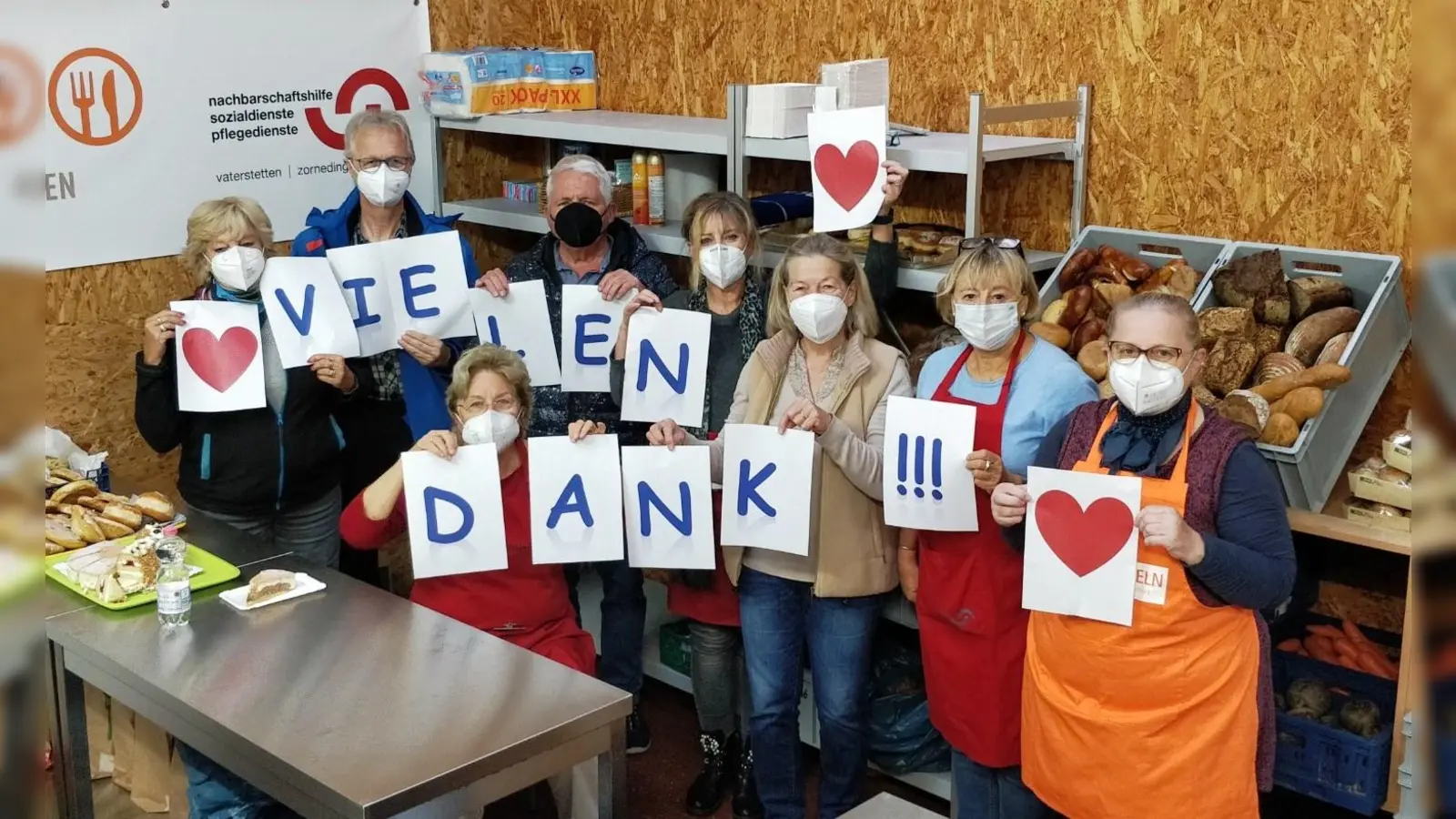 Im Tafelladen an der Möschenfelder Straße in Vaterstetten: Tafel-Aktive bedanken sich bei Spenderinnen und Spendern für Unterstützung und Solidarität. (Foto: © Nachbarschaftshilfe)