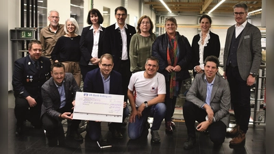 Symbolische Scheckübergabe bei GEWO für soziale Zwecke in der Region. (Foto: GEWO Feinmechanik GmbH)